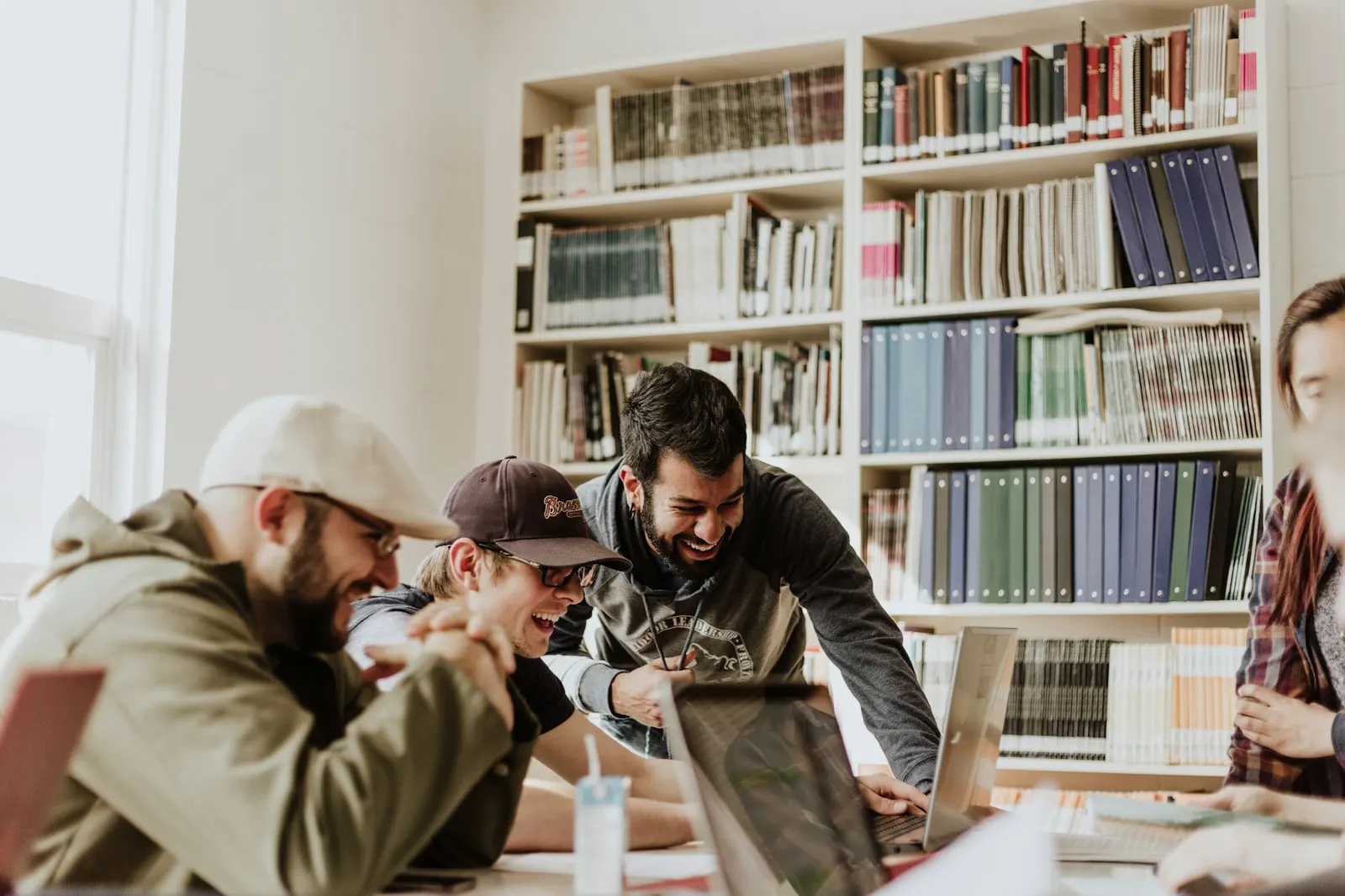 مجموعة تتعاون في بيئة تعليمية